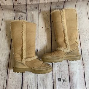 UGG Spill Sean style Tan color in Good Condition
